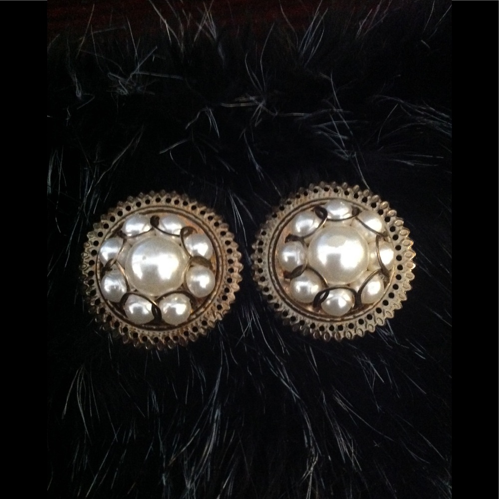 5/$20 VINTAGE PEARL & GOLD STYLE PIERCED EARRINGS